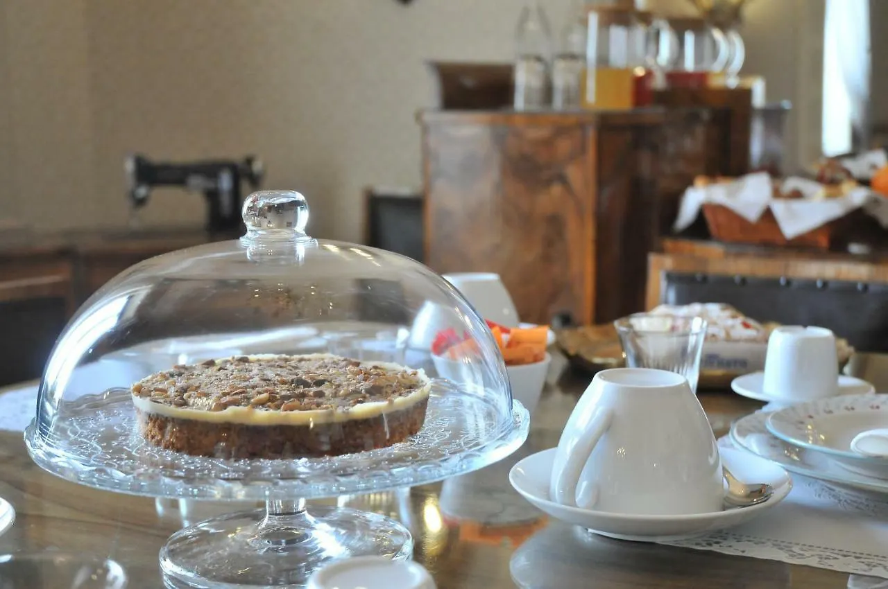 B&B Al Diecisette Catania 2*,  Italy